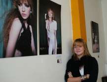 Annick Strynckx stelt jonge kunstenaars in de gelegenheid om te exposeren in Barnini