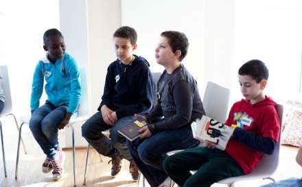 Een twintigtal kinderen van Linkeroever brengt elke zondag in de Weekendschool door. (foto: Elisabeth Verwaest)