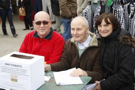 Op het Sint-Jansplein vult een buurtbewoner een enquête in over zijn wijk. (foto: Ilkan Demir)