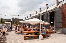Terras van de Cargo Zomerbar in Park Spoor Noord