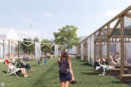 Zicht op het grasveld met rechts de zit- en speelkamer en links de boomkamer 