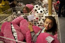 Verstoppertje in Ikea Wilrijk: tussen de knuffels.