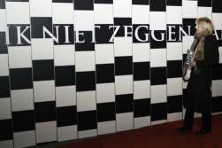 Joke van Leeuwen bij de onthulling van haar gedicht 'Ben Ik' (foto: Gilles Leyssens)