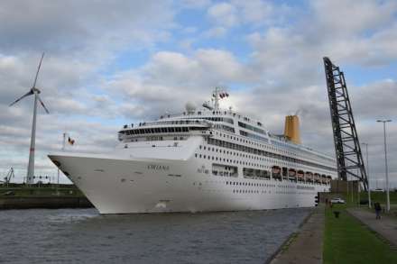 De MS Oriana moest uitwijken naar Kaai 228 in het Leopolddok in de Antwerpse haven. (Foto © Sebastiaan Peeters)