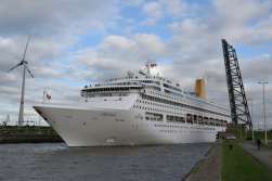 De MS Oriana moest uitwijken naar Kaai 228 in het Leopolddok in de Antwerpse haven. (Foto © Sebastiaan Peeters)