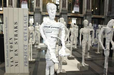     In het Centraal Station van Antwerpen loopt vanaf 22 maart de tentoonstelling Van Toen, Nu en Straks. (foto: Katrijn Leemans
