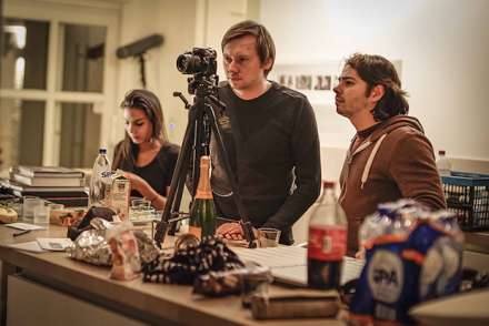 Regisseur (rechts) Joeri Poppe tijdens het hectische filmproces. (Foto © Anastasia Troukhina)