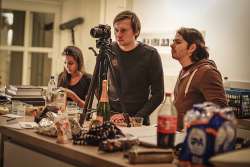 Regisseur (rechts) Joeri Poppe tijdens het hectische filmproces. (Foto © Anastasia Troukhina)