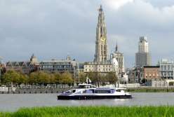 De waterbus vaart tijdens de Tall Ships Race 2016