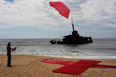 Wim Tellier toont de We Drift installatie op zondag 2 juni 2013 op de Schelde