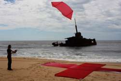 Wim Tellier toont de We Drift installatie op zondag 2 juni 2013 op de Schelde