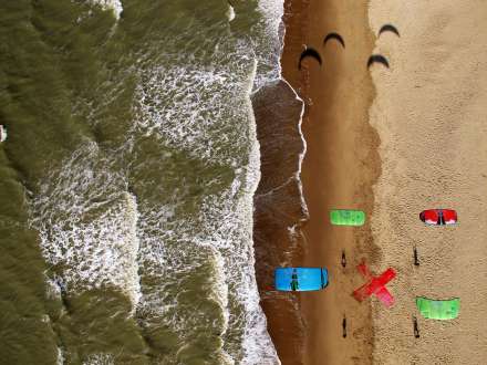 Wim Tellier We Drift strand Knokke kites